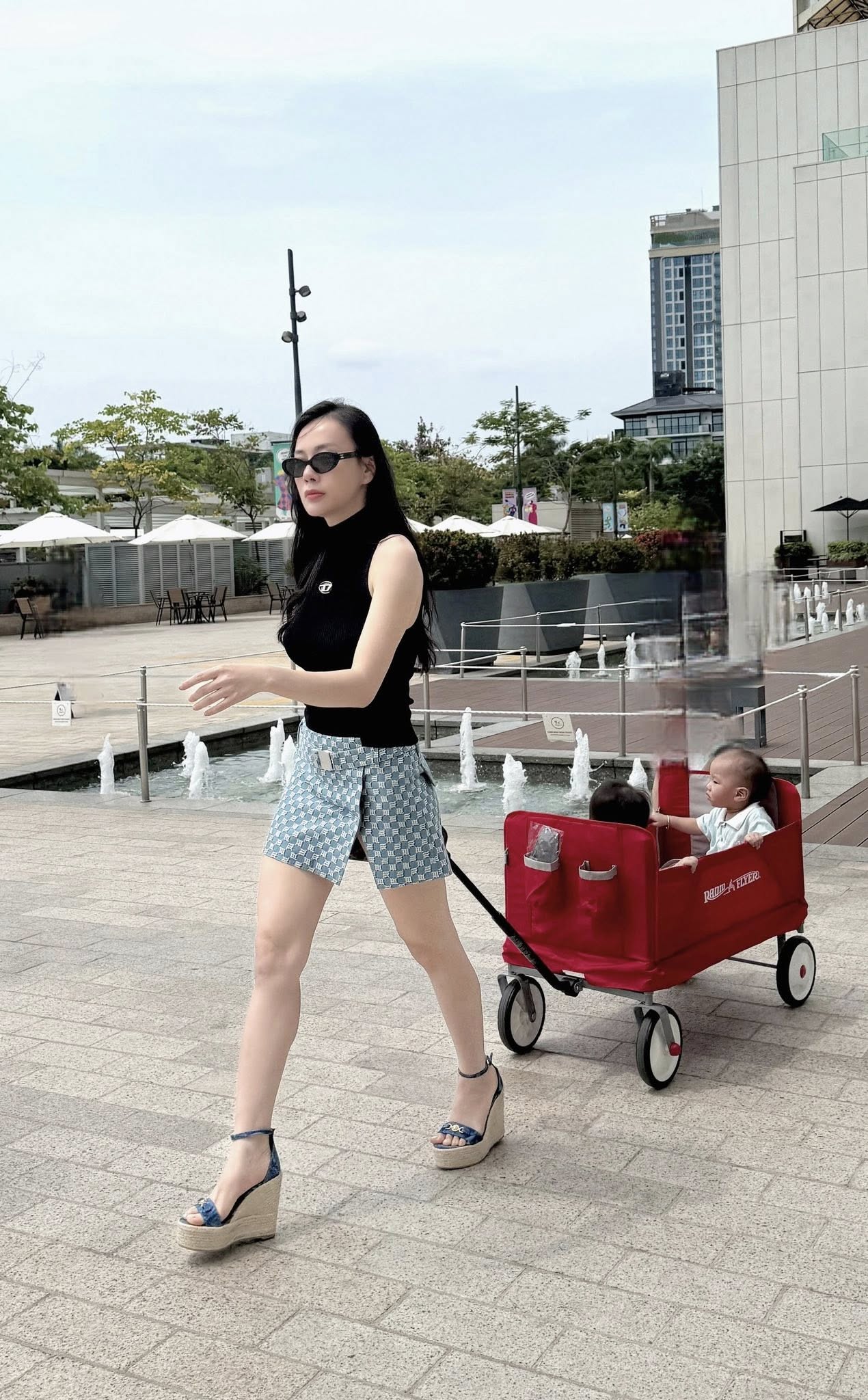 Phương Oanh: "Mẹ bỉm" hot nhất mùa hè với màn dạo phố thần thái cùng 2 con sinh đôi - Ống kính