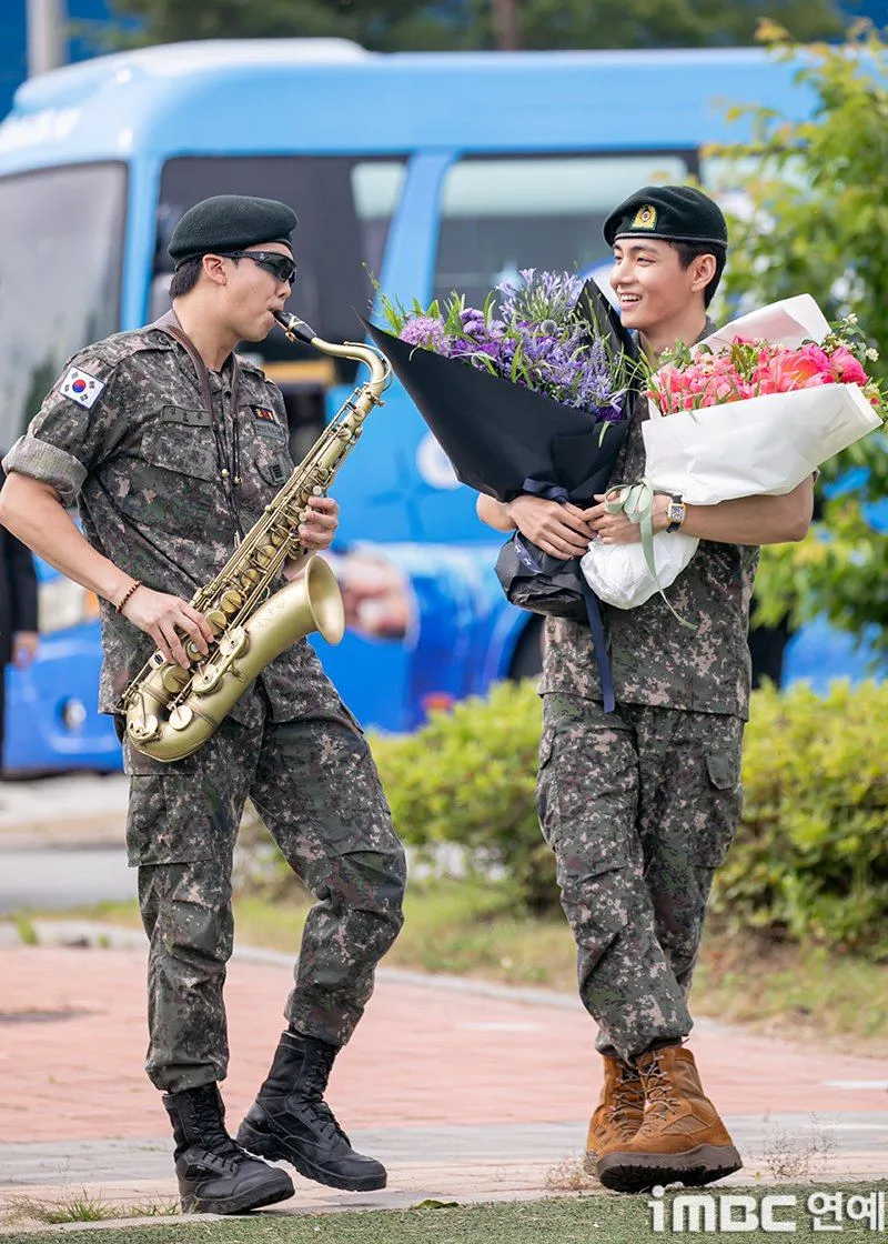RM và V của BTS xuất ngũ: Màn tái xuất gây bất ngờ - Ongkinh