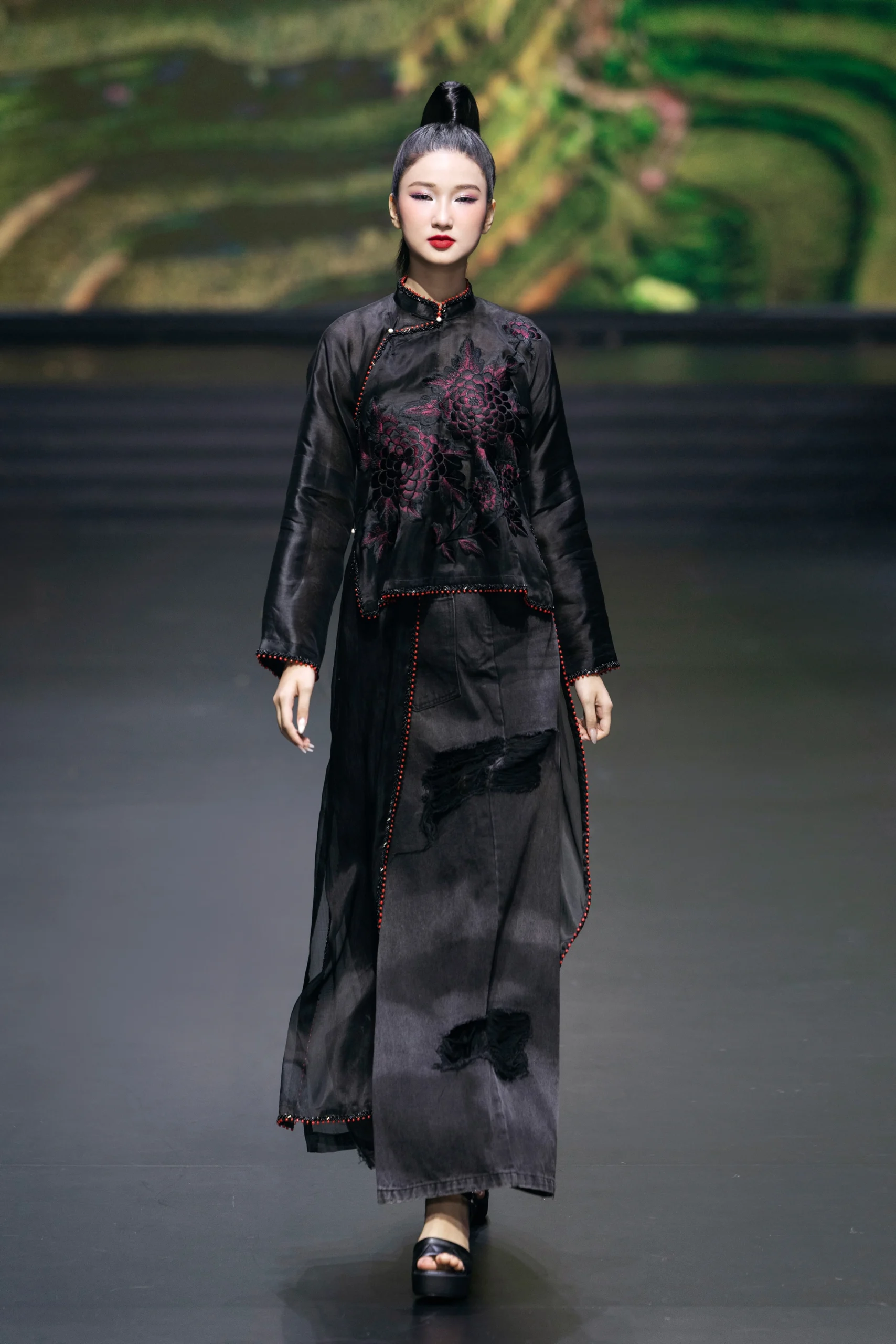 Nàng Mơ: Tân binh "đắt show" nhất nhì Vietnam International Fashion Week 2025 - Ongkinh