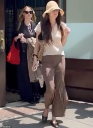 Dakota Johnson lần đầu lộ diện sau tin chia tay - Ongkinh