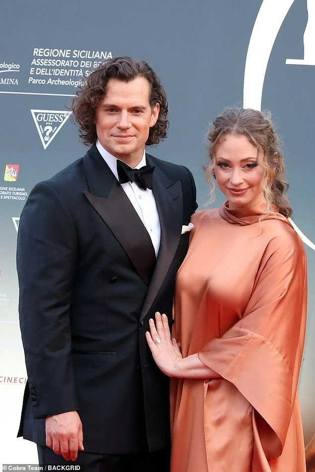 Henry Cavill gây tranh cãi với mái tóc xoăn lạ lẫm tại Liên hoan phim Taormina-ongkinh