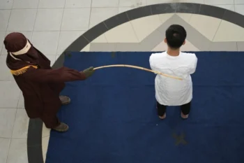 Indonesia: Hai người bị phạt 100 roi công khai vì quan hệ tình dục ngoài hôn nhân -ongkinh