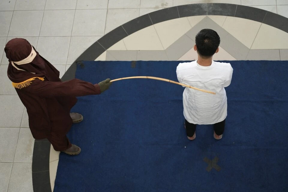 Indonesia: Hai người bị phạt 100 roi công khai vì quan hệ tình dục ngoài hôn nhân -ongkinh