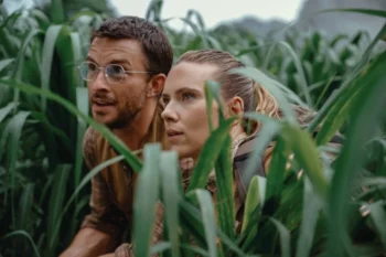 Scarlett Johansson hôn bạn diễn Jonathan Bailey hai lần trên thảm đỏ - Ongkinh