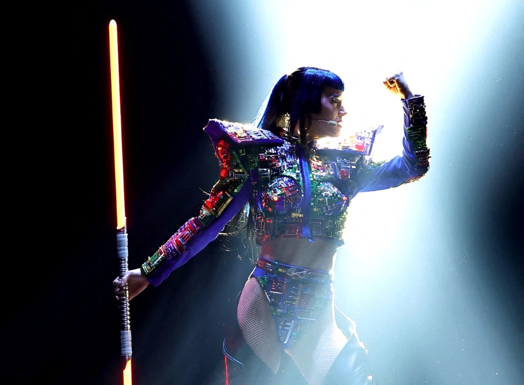 Fan cuồng quá khích có hành vi quấy rối Katy Perry - Ongkinh