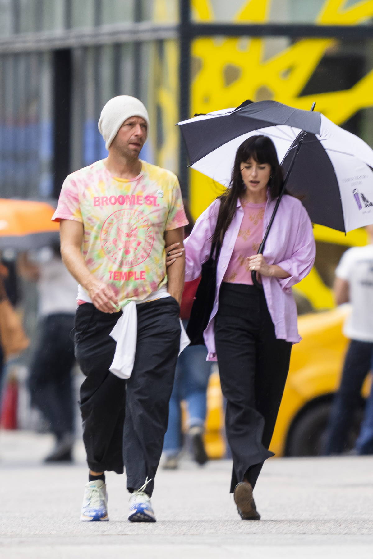 Sau 8 năm bên nhau, Dakota Johnson và bạn trai đã đường ai nấy đi - Ongkinh