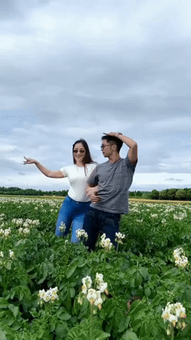 Bí quyết nào giúp Khánh Thi U50 ngày càng trẻ, Phan Hiển kém 12 tuổi lại "già" hơn cả vợ? - Ống kính