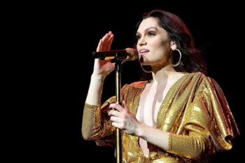 Ca sĩ Jessie J đối mặt với bệnh ung thư vú - Ongkinh