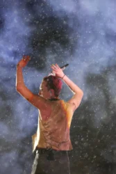 G-Dragon gửi lời cảm ơn fan Việt: "Ông hoàng Kpop" hạnh phúc khuấy động sân khấu dưới mưa - Ongkinh
