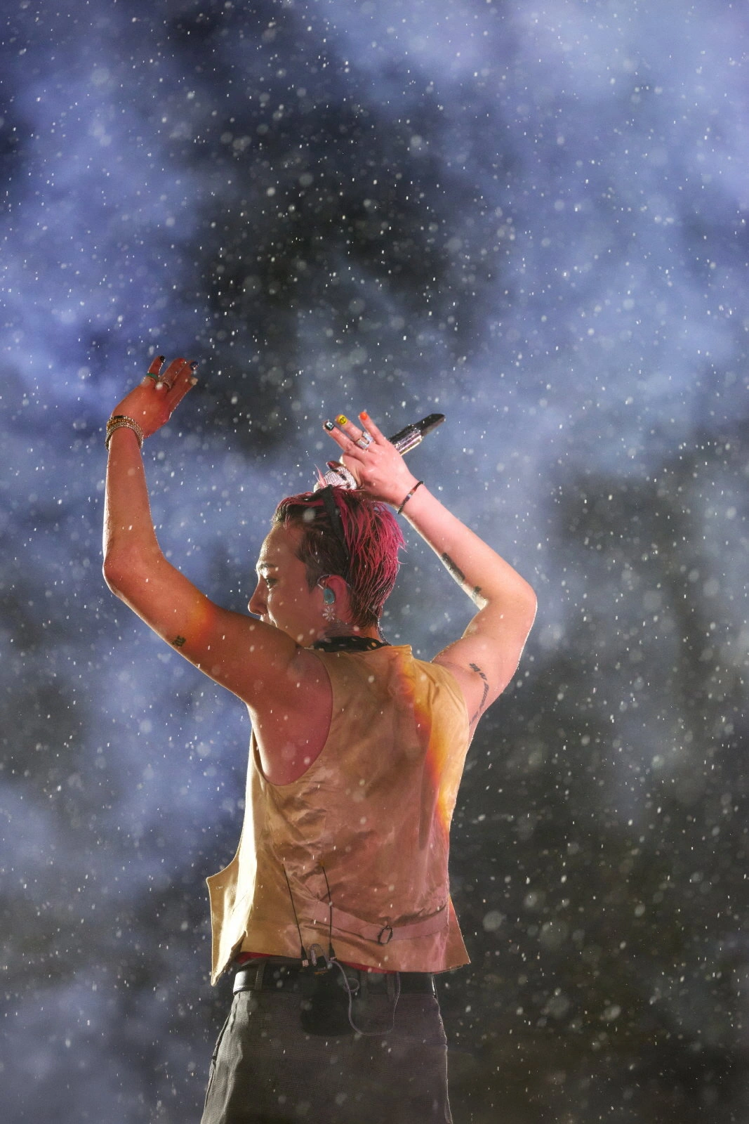 G-Dragon gửi lời cảm ơn fan Việt: "Ông hoàng Kpop" hạnh phúc khuấy động sân khấu dưới mưa - Ongkinh