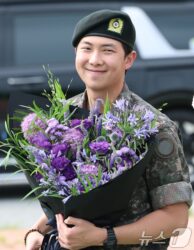 Ngày trở về hóa bão tố: V và RM (BTS) gây tranh cãi nảy lửa khi xuất ngũ - Ống kính