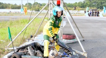 Sự cố đáng tiếc xảy ra với á hậu Quỳnh Anh trên đường đua - Ongkinh