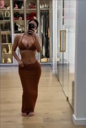 Kim Kardashian hé lộ không gian tủ quần áo "khủng" trong biệt thự 60 triệu đô - Ongkinh