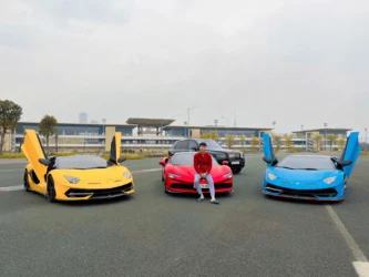 Thực hư chàng trai mặc áo cử nhân lái Lamborghini gây sốt mạng xã hội-obngkinh