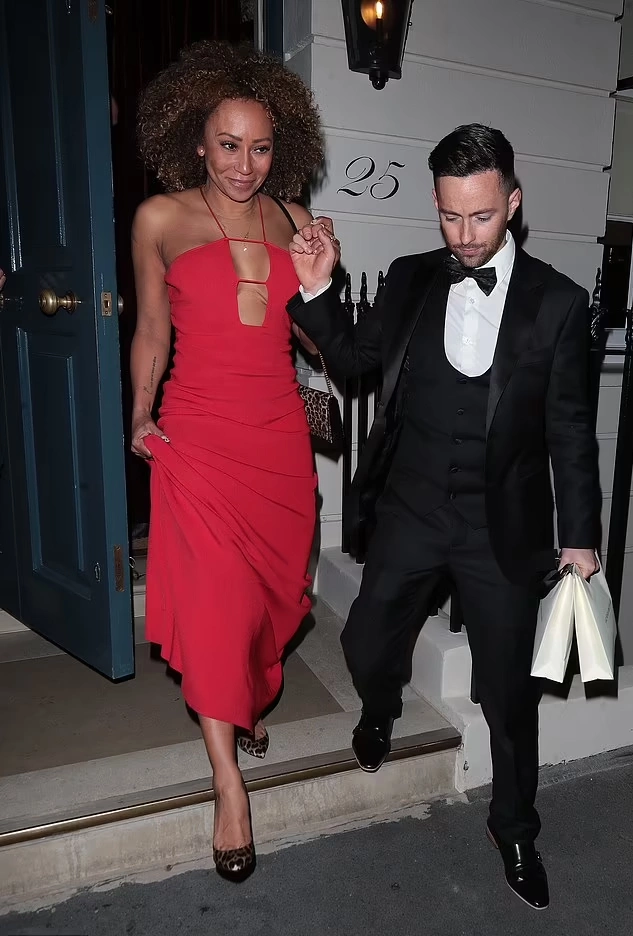 Mel B "đốt cháy" tiệc độc thân ở tuổi 50 - Ongkinh