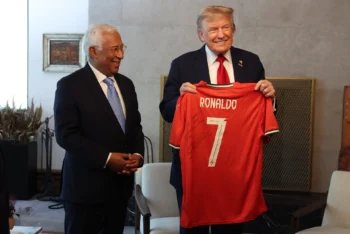 Ronaldo gửi áo đấu kèm thông điệp hòa bình đến tổng thống Trump-ongkinh
