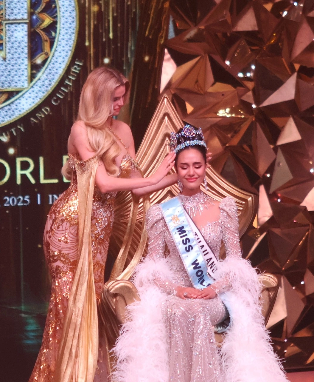 Đại diện Thái Lan Opal Suchata Chuangsri đăng quang Miss World 2025 - Ongkinh