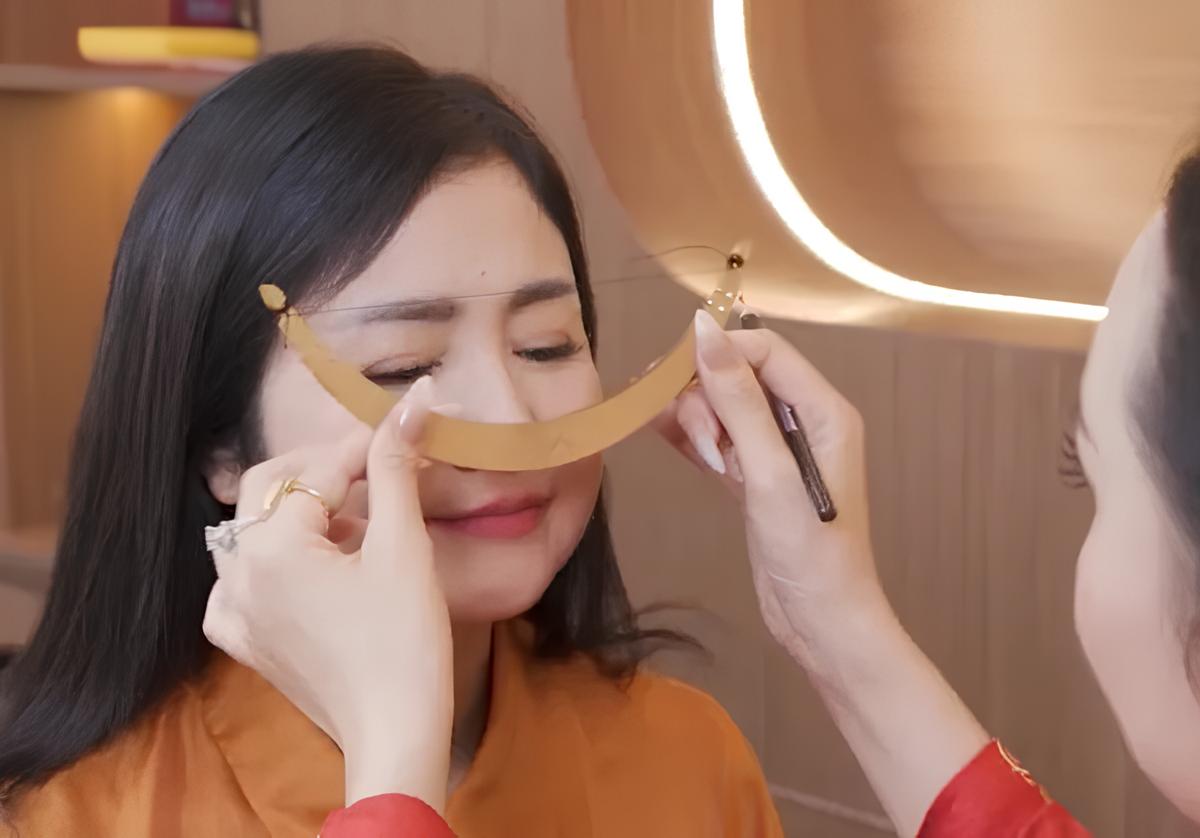 Chân mày dán phong thủy: Chiêu trò mới của NSND, NSƯT? - ongkinh