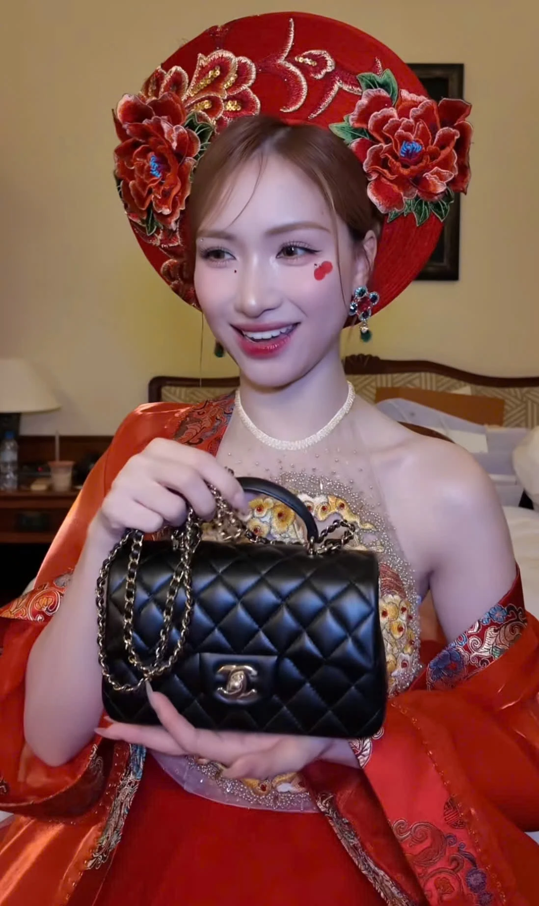 Hòa Minzy thích thú với chiếc túi trăm triệu được Văn Toàn tặng - Ongkinh