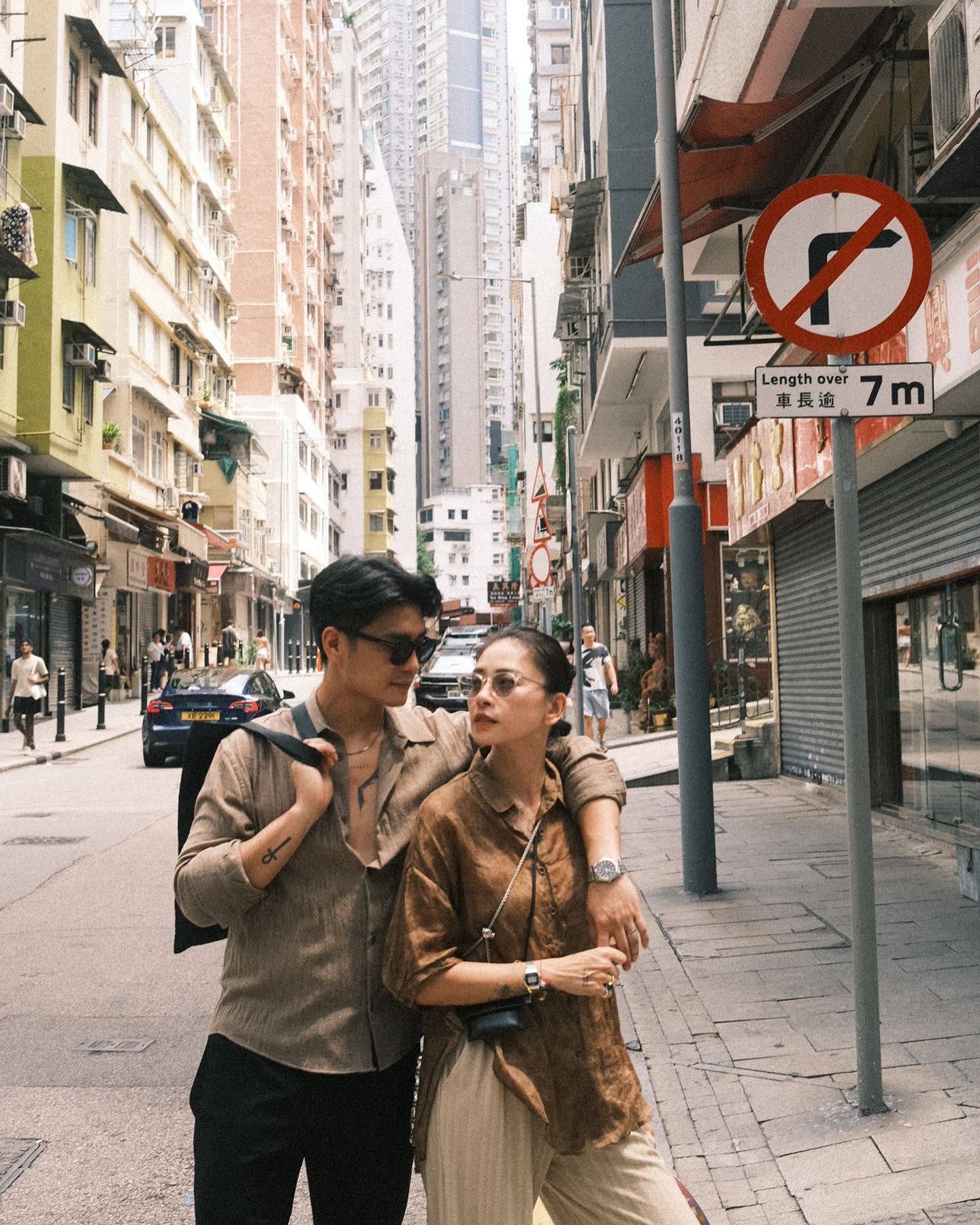 **Ngô Thanh Vân “khoe khéo” chồng chiều hết nấc: 10 điều Huy Trần làm khiến mẹ bầu nào cũng ghen tị**

Sát ngày lâm bồn, Ngô Thanh Vân bất ngờ chia sẻ một đoạn video ngắn ghi lại hành trình thai kỳ đầy cảm xúc, đặc biệt là sự tận tụy, chu đáo của ông xã Huy Trần dành cho cô trong suốt thời gian mang thai. Dù chỉ là những khoảnh khắc đời thường, clip nhanh chóng gây "bão mạng" bởi sự ấm áp và tinh tế mà người chồng dành cho vợ – điều mà không ít người ví von là “ngôn tình có thật”.

Trong bài đăng kèm video, nữ diễn viên hài hước viết: **“Tại bik nhiều khi chỉ có khúc này mới được chiều. Nên hoy sẵn… cứ để mấy ổng làm hết. Mình mang thôi cho nó yên thân mấy mẹ ạh… Cám ơn papa Huy Trần nhiều nhé.”** Một dòng chia sẻ nhẹ nhàng, dí dỏm nhưng chất chứa tình cảm và lòng biết ơn, khiến người hâm mộ không khỏi xúc động.

Đoạn video đã tổng hợp 10 hành động nhỏ nhưng đầy ý nghĩa mà Huy Trần đã làm cho vợ trong suốt thai kỳ – từ việc nhà, chăm sóc thể chất lẫn tinh thần, đến việc cùng đồng hành trong hành trình chuẩn bị làm cha mẹ. Cụ thể:

**1. Cùng vợ đi khám suốt thai kỳ:** Dù lịch trình bận rộn, Huy Trần vẫn luôn xuất hiện trong các buổi khám thai, lắng nghe, theo dõi và cùng vợ trải qua từng cột mốc quan trọng.

**2. Chịu làm tất cả việc nhà:** Không nề hà bất kỳ công việc nào, từ rửa chén, lau nhà đến dọn dẹp – anh sẵn sàng đảm nhận để vợ được nghỉ ngơi tuyệt đối.

**3. Bôi kem rạn cho vợ mỗi ngày:** Một hành động tuy nhỏ nhưng thể hiện sự quan tâm sâu sắc, giúp vợ giảm bớt lo âu và cảm thấy được yêu thương.

**4. Đưa vợ đi dạo mỗi ngày:** Đảm bảo tinh thần thư giãn, anh luôn dành thời gian đưa vợ đi dạo, hít thở không khí trong lành dù ngày bận đến đâu.

**5. Luôn nhường nhịn khi vợ xúc động:** Trong những khoảnh khắc hormon khiến Ngô Thanh Vân rơi nước mắt, Huy Trần chỉ nhẹ nhàng ôm vợ vào lòng – không lời than phiền, chỉ là sự vỗ về lặng lẽ.

**6. Cắt móng chân, giúp vợ mang giày:** Khi bụng bầu lớn dần khiến việc cúi người trở nên khó khăn, anh không ngần ngại thực hiện những việc tưởng chừng nhỏ nhặt này cho vợ.

**7. Nấu đồ ăn ngon cho vợ mỗi ngày:** Huy Trần đảm nhiệm vai trò “bếp trưởng” trong nhà, lo từng bữa ăn để vợ không phải bận tâm, vừa dinh dưỡng vừa hợp khẩu vị.

**8. Massage cho vợ mỗi tối:** Trước khi đi ngủ, anh dành thời gian massage tay chân để giúp vợ bầu giảm nhức mỏi và dễ ngủ hơn – một thói quen đầy tình cảm.

**9. Vợ muốn ăn gì sẽ mua chất đầy tủ:** Anh luôn lắng nghe mọi cơn “thèm ăn” của vợ và chuẩn bị sẵn đồ ăn trong nhà, đề phòng cả những cơn đói bất chợt nửa đêm.

**10. Cùng vợ thai giáo cho con:** Huy Trần không đứng ngoài hành trình làm cha mẹ. Anh cùng vợ đọc sách, kể chuyện, trò chuyện với con trong bụng, xây dựng một môi trường gắn kết yêu thương từ những ngày đầu tiên.

Không quá khoa trương hay cầu kỳ, chính sự kiên nhẫn và hiện diện của Huy Trần mỗi ngày lại là điều khiến cộng đồng mạng xúc động. Người hâm mộ để lại nhiều bình luận ngưỡng mộ tình cảm gia đình nhỏ: **“Ước gì ai cũng có người chồng như Huy Trần!”**, hay **“Cách anh ấy yêu thương chị thật sự khiến người ta tin vào hôn nhân.”**

Ngô Thanh Vân vốn nổi tiếng là một người phụ nữ mạnh mẽ, độc lập và hiếm khi phô bày cuộc sống cá nhân. Việc cô thoải mái đăng tải những khoảnh khắc đời thường và “được cưng chiều” trong thai kỳ như lần này không chỉ cho thấy sự viên mãn hiện tại mà còn là minh chứng cho sự chuyển mình dịu dàng, đầy cảm xúc của cô trong vai trò người mẹ.

Không cần những lời hoa mỹ, với vợ chồng Ngô Thanh Vân – Huy Trần, **hôn nhân không cần phô trương, chỉ cần đủ quan tâm, đủ tinh tế và hiện diện đúng lúc**. Những điều nhỏ bé họ dành cho nhau hằng ngày chính là thứ khiến nhiều người phải ghen tị – và tin rằng tình yêu thực sự vẫn hiện hữu đâu đó trong cuộc sống đầy xô bồ này.
