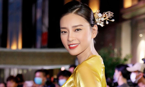 **Ngô Thanh Vân “khoe khéo” chồng chiều hết nấc: 10 điều Huy Trần làm khiến mẹ bầu nào cũng ghen tị** Sát ngày lâm bồn, Ngô Thanh Vân bất ngờ chia sẻ một đoạn video ngắn ghi lại hành trình thai kỳ đầy cảm xúc, đặc biệt là sự tận tụy, chu đáo của ông xã Huy Trần dành cho cô trong suốt thời gian mang thai. Dù chỉ là những khoảnh khắc đời thường, clip nhanh chóng gây "bão mạng" bởi sự ấm áp và tinh tế mà người chồng dành cho vợ – điều mà không ít người ví von là “ngôn tình có thật”. Trong bài đăng kèm video, nữ diễn viên hài hước viết: **“Tại bik nhiều khi chỉ có khúc này mới được chiều. Nên hoy sẵn… cứ để mấy ổng làm hết. Mình mang thôi cho nó yên thân mấy mẹ ạh… Cám ơn papa Huy Trần nhiều nhé.”** Một dòng chia sẻ nhẹ nhàng, dí dỏm nhưng chất chứa tình cảm và lòng biết ơn, khiến người hâm mộ không khỏi xúc động. Đoạn video đã tổng hợp 10 hành động nhỏ nhưng đầy ý nghĩa mà Huy Trần đã làm cho vợ trong suốt thai kỳ – từ việc nhà, chăm sóc thể chất lẫn tinh thần, đến việc cùng đồng hành trong hành trình chuẩn bị làm cha mẹ. Cụ thể: **1. Cùng vợ đi khám suốt thai kỳ:** Dù lịch trình bận rộn, Huy Trần vẫn luôn xuất hiện trong các buổi khám thai, lắng nghe, theo dõi và cùng vợ trải qua từng cột mốc quan trọng. **2. Chịu làm tất cả việc nhà:** Không nề hà bất kỳ công việc nào, từ rửa chén, lau nhà đến dọn dẹp – anh sẵn sàng đảm nhận để vợ được nghỉ ngơi tuyệt đối. **3. Bôi kem rạn cho vợ mỗi ngày:** Một hành động tuy nhỏ nhưng thể hiện sự quan tâm sâu sắc, giúp vợ giảm bớt lo âu và cảm thấy được yêu thương. **4. Đưa vợ đi dạo mỗi ngày:** Đảm bảo tinh thần thư giãn, anh luôn dành thời gian đưa vợ đi dạo, hít thở không khí trong lành dù ngày bận đến đâu. **5. Luôn nhường nhịn khi vợ xúc động:** Trong những khoảnh khắc hormon khiến Ngô Thanh Vân rơi nước mắt, Huy Trần chỉ nhẹ nhàng ôm vợ vào lòng – không lời than phiền, chỉ là sự vỗ về lặng lẽ. **6. Cắt móng chân, giúp vợ mang giày:** Khi bụng bầu lớn dần khiến việc cúi người trở nên khó khăn, anh không ngần ngại thực hiện những việc tưởng chừng nhỏ nhặt này cho vợ. **7. Nấu đồ ăn ngon cho vợ mỗi ngày:** Huy Trần đảm nhiệm vai trò “bếp trưởng” trong nhà, lo từng bữa ăn để vợ không phải bận tâm, vừa dinh dưỡng vừa hợp khẩu vị. **8. Massage cho vợ mỗi tối:** Trước khi đi ngủ, anh dành thời gian massage tay chân để giúp vợ bầu giảm nhức mỏi và dễ ngủ hơn – một thói quen đầy tình cảm. **9. Vợ muốn ăn gì sẽ mua chất đầy tủ:** Anh luôn lắng nghe mọi cơn “thèm ăn” của vợ và chuẩn bị sẵn đồ ăn trong nhà, đề phòng cả những cơn đói bất chợt nửa đêm. **10. Cùng vợ thai giáo cho con:** Huy Trần không đứng ngoài hành trình làm cha mẹ. Anh cùng vợ đọc sách, kể chuyện, trò chuyện với con trong bụng, xây dựng một môi trường gắn kết yêu thương từ những ngày đầu tiên. Không quá khoa trương hay cầu kỳ, chính sự kiên nhẫn và hiện diện của Huy Trần mỗi ngày lại là điều khiến cộng đồng mạng xúc động. Người hâm mộ để lại nhiều bình luận ngưỡng mộ tình cảm gia đình nhỏ: **“Ước gì ai cũng có người chồng như Huy Trần!”**, hay **“Cách anh ấy yêu thương chị thật sự khiến người ta tin vào hôn nhân.”** Ngô Thanh Vân vốn nổi tiếng là một người phụ nữ mạnh mẽ, độc lập và hiếm khi phô bày cuộc sống cá nhân. Việc cô thoải mái đăng tải những khoảnh khắc đời thường và “được cưng chiều” trong thai kỳ như lần này không chỉ cho thấy sự viên mãn hiện tại mà còn là minh chứng cho sự chuyển mình dịu dàng, đầy cảm xúc của cô trong vai trò người mẹ. Không cần những lời hoa mỹ, với vợ chồng Ngô Thanh Vân – Huy Trần, **hôn nhân không cần phô trương, chỉ cần đủ quan tâm, đủ tinh tế và hiện diện đúng lúc**. Những điều nhỏ bé họ dành cho nhau hằng ngày chính là thứ khiến nhiều người phải ghen tị – và tin rằng tình yêu thực sự vẫn hiện hữu đâu đó trong cuộc sống đầy xô bồ này.