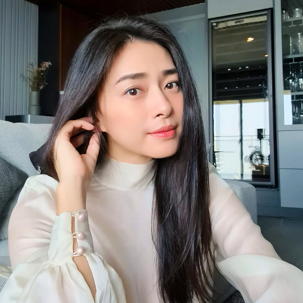 **Ngô Thanh Vân “khoe khéo” chồng chiều hết nấc: 10 điều Huy Trần làm khiến mẹ bầu nào cũng ghen tị**

Sát ngày lâm bồn, Ngô Thanh Vân bất ngờ chia sẻ một đoạn video ngắn ghi lại hành trình thai kỳ đầy cảm xúc, đặc biệt là sự tận tụy, chu đáo của ông xã Huy Trần dành cho cô trong suốt thời gian mang thai. Dù chỉ là những khoảnh khắc đời thường, clip nhanh chóng gây "bão mạng" bởi sự ấm áp và tinh tế mà người chồng dành cho vợ – điều mà không ít người ví von là “ngôn tình có thật”.

Trong bài đăng kèm video, nữ diễn viên hài hước viết: **“Tại bik nhiều khi chỉ có khúc này mới được chiều. Nên hoy sẵn… cứ để mấy ổng làm hết. Mình mang thôi cho nó yên thân mấy mẹ ạh… Cám ơn papa Huy Trần nhiều nhé.”** Một dòng chia sẻ nhẹ nhàng, dí dỏm nhưng chất chứa tình cảm và lòng biết ơn, khiến người hâm mộ không khỏi xúc động.

Đoạn video đã tổng hợp 10 hành động nhỏ nhưng đầy ý nghĩa mà Huy Trần đã làm cho vợ trong suốt thai kỳ – từ việc nhà, chăm sóc thể chất lẫn tinh thần, đến việc cùng đồng hành trong hành trình chuẩn bị làm cha mẹ. Cụ thể:

**1. Cùng vợ đi khám suốt thai kỳ:** Dù lịch trình bận rộn, Huy Trần vẫn luôn xuất hiện trong các buổi khám thai, lắng nghe, theo dõi và cùng vợ trải qua từng cột mốc quan trọng.

**2. Chịu làm tất cả việc nhà:** Không nề hà bất kỳ công việc nào, từ rửa chén, lau nhà đến dọn dẹp – anh sẵn sàng đảm nhận để vợ được nghỉ ngơi tuyệt đối.

**3. Bôi kem rạn cho vợ mỗi ngày:** Một hành động tuy nhỏ nhưng thể hiện sự quan tâm sâu sắc, giúp vợ giảm bớt lo âu và cảm thấy được yêu thương.

**4. Đưa vợ đi dạo mỗi ngày:** Đảm bảo tinh thần thư giãn, anh luôn dành thời gian đưa vợ đi dạo, hít thở không khí trong lành dù ngày bận đến đâu.

**5. Luôn nhường nhịn khi vợ xúc động:** Trong những khoảnh khắc hormon khiến Ngô Thanh Vân rơi nước mắt, Huy Trần chỉ nhẹ nhàng ôm vợ vào lòng – không lời than phiền, chỉ là sự vỗ về lặng lẽ.

**6. Cắt móng chân, giúp vợ mang giày:** Khi bụng bầu lớn dần khiến việc cúi người trở nên khó khăn, anh không ngần ngại thực hiện những việc tưởng chừng nhỏ nhặt này cho vợ.

**7. Nấu đồ ăn ngon cho vợ mỗi ngày:** Huy Trần đảm nhiệm vai trò “bếp trưởng” trong nhà, lo từng bữa ăn để vợ không phải bận tâm, vừa dinh dưỡng vừa hợp khẩu vị.

**8. Massage cho vợ mỗi tối:** Trước khi đi ngủ, anh dành thời gian massage tay chân để giúp vợ bầu giảm nhức mỏi và dễ ngủ hơn – một thói quen đầy tình cảm.

**9. Vợ muốn ăn gì sẽ mua chất đầy tủ:** Anh luôn lắng nghe mọi cơn “thèm ăn” của vợ và chuẩn bị sẵn đồ ăn trong nhà, đề phòng cả những cơn đói bất chợt nửa đêm.

**10. Cùng vợ thai giáo cho con:** Huy Trần không đứng ngoài hành trình làm cha mẹ. Anh cùng vợ đọc sách, kể chuyện, trò chuyện với con trong bụng, xây dựng một môi trường gắn kết yêu thương từ những ngày đầu tiên.

Không quá khoa trương hay cầu kỳ, chính sự kiên nhẫn và hiện diện của Huy Trần mỗi ngày lại là điều khiến cộng đồng mạng xúc động. Người hâm mộ để lại nhiều bình luận ngưỡng mộ tình cảm gia đình nhỏ: **“Ước gì ai cũng có người chồng như Huy Trần!”**, hay **“Cách anh ấy yêu thương chị thật sự khiến người ta tin vào hôn nhân.”**

Ngô Thanh Vân vốn nổi tiếng là một người phụ nữ mạnh mẽ, độc lập và hiếm khi phô bày cuộc sống cá nhân. Việc cô thoải mái đăng tải những khoảnh khắc đời thường và “được cưng chiều” trong thai kỳ như lần này không chỉ cho thấy sự viên mãn hiện tại mà còn là minh chứng cho sự chuyển mình dịu dàng, đầy cảm xúc của cô trong vai trò người mẹ.

Không cần những lời hoa mỹ, với vợ chồng Ngô Thanh Vân – Huy Trần, **hôn nhân không cần phô trương, chỉ cần đủ quan tâm, đủ tinh tế và hiện diện đúng lúc**. Những điều nhỏ bé họ dành cho nhau hằng ngày chính là thứ khiến nhiều người phải ghen tị – và tin rằng tình yêu thực sự vẫn hiện hữu đâu đó trong cuộc sống đầy xô bồ này.
