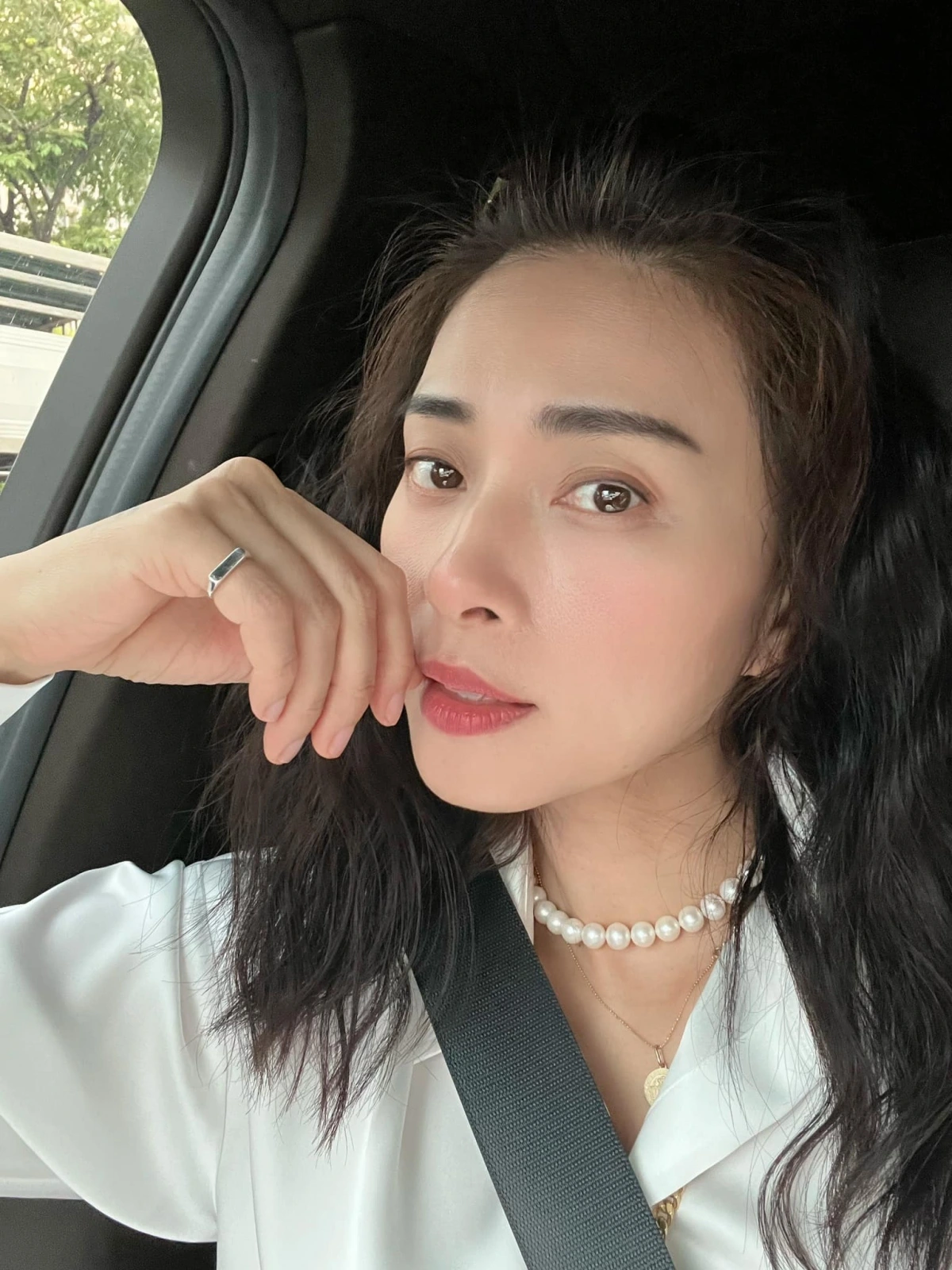 **Ngô Thanh Vân “khoe khéo” chồng chiều hết nấc: 10 điều Huy Trần làm khiến mẹ bầu nào cũng ghen tị**

Sát ngày lâm bồn, Ngô Thanh Vân bất ngờ chia sẻ một đoạn video ngắn ghi lại hành trình thai kỳ đầy cảm xúc, đặc biệt là sự tận tụy, chu đáo của ông xã Huy Trần dành cho cô trong suốt thời gian mang thai. Dù chỉ là những khoảnh khắc đời thường, clip nhanh chóng gây "bão mạng" bởi sự ấm áp và tinh tế mà người chồng dành cho vợ – điều mà không ít người ví von là “ngôn tình có thật”.

Trong bài đăng kèm video, nữ diễn viên hài hước viết: **“Tại bik nhiều khi chỉ có khúc này mới được chiều. Nên hoy sẵn… cứ để mấy ổng làm hết. Mình mang thôi cho nó yên thân mấy mẹ ạh… Cám ơn papa Huy Trần nhiều nhé.”** Một dòng chia sẻ nhẹ nhàng, dí dỏm nhưng chất chứa tình cảm và lòng biết ơn, khiến người hâm mộ không khỏi xúc động.

Đoạn video đã tổng hợp 10 hành động nhỏ nhưng đầy ý nghĩa mà Huy Trần đã làm cho vợ trong suốt thai kỳ – từ việc nhà, chăm sóc thể chất lẫn tinh thần, đến việc cùng đồng hành trong hành trình chuẩn bị làm cha mẹ. Cụ thể:

**1. Cùng vợ đi khám suốt thai kỳ:** Dù lịch trình bận rộn, Huy Trần vẫn luôn xuất hiện trong các buổi khám thai, lắng nghe, theo dõi và cùng vợ trải qua từng cột mốc quan trọng.

**2. Chịu làm tất cả việc nhà:** Không nề hà bất kỳ công việc nào, từ rửa chén, lau nhà đến dọn dẹp – anh sẵn sàng đảm nhận để vợ được nghỉ ngơi tuyệt đối.

**3. Bôi kem rạn cho vợ mỗi ngày:** Một hành động tuy nhỏ nhưng thể hiện sự quan tâm sâu sắc, giúp vợ giảm bớt lo âu và cảm thấy được yêu thương.

**4. Đưa vợ đi dạo mỗi ngày:** Đảm bảo tinh thần thư giãn, anh luôn dành thời gian đưa vợ đi dạo, hít thở không khí trong lành dù ngày bận đến đâu.

**5. Luôn nhường nhịn khi vợ xúc động:** Trong những khoảnh khắc hormon khiến Ngô Thanh Vân rơi nước mắt, Huy Trần chỉ nhẹ nhàng ôm vợ vào lòng – không lời than phiền, chỉ là sự vỗ về lặng lẽ.

**6. Cắt móng chân, giúp vợ mang giày:** Khi bụng bầu lớn dần khiến việc cúi người trở nên khó khăn, anh không ngần ngại thực hiện những việc tưởng chừng nhỏ nhặt này cho vợ.

**7. Nấu đồ ăn ngon cho vợ mỗi ngày:** Huy Trần đảm nhiệm vai trò “bếp trưởng” trong nhà, lo từng bữa ăn để vợ không phải bận tâm, vừa dinh dưỡng vừa hợp khẩu vị.

**8. Massage cho vợ mỗi tối:** Trước khi đi ngủ, anh dành thời gian massage tay chân để giúp vợ bầu giảm nhức mỏi và dễ ngủ hơn – một thói quen đầy tình cảm.

**9. Vợ muốn ăn gì sẽ mua chất đầy tủ:** Anh luôn lắng nghe mọi cơn “thèm ăn” của vợ và chuẩn bị sẵn đồ ăn trong nhà, đề phòng cả những cơn đói bất chợt nửa đêm.

**10. Cùng vợ thai giáo cho con:** Huy Trần không đứng ngoài hành trình làm cha mẹ. Anh cùng vợ đọc sách, kể chuyện, trò chuyện với con trong bụng, xây dựng một môi trường gắn kết yêu thương từ những ngày đầu tiên.

Không quá khoa trương hay cầu kỳ, chính sự kiên nhẫn và hiện diện của Huy Trần mỗi ngày lại là điều khiến cộng đồng mạng xúc động. Người hâm mộ để lại nhiều bình luận ngưỡng mộ tình cảm gia đình nhỏ: **“Ước gì ai cũng có người chồng như Huy Trần!”**, hay **“Cách anh ấy yêu thương chị thật sự khiến người ta tin vào hôn nhân.”**

Ngô Thanh Vân vốn nổi tiếng là một người phụ nữ mạnh mẽ, độc lập và hiếm khi phô bày cuộc sống cá nhân. Việc cô thoải mái đăng tải những khoảnh khắc đời thường và “được cưng chiều” trong thai kỳ như lần này không chỉ cho thấy sự viên mãn hiện tại mà còn là minh chứng cho sự chuyển mình dịu dàng, đầy cảm xúc của cô trong vai trò người mẹ.

Không cần những lời hoa mỹ, với vợ chồng Ngô Thanh Vân – Huy Trần, **hôn nhân không cần phô trương, chỉ cần đủ quan tâm, đủ tinh tế và hiện diện đúng lúc**. Những điều nhỏ bé họ dành cho nhau hằng ngày chính là thứ khiến nhiều người phải ghen tị – và tin rằng tình yêu thực sự vẫn hiện hữu đâu đó trong cuộc sống đầy xô bồ này.
