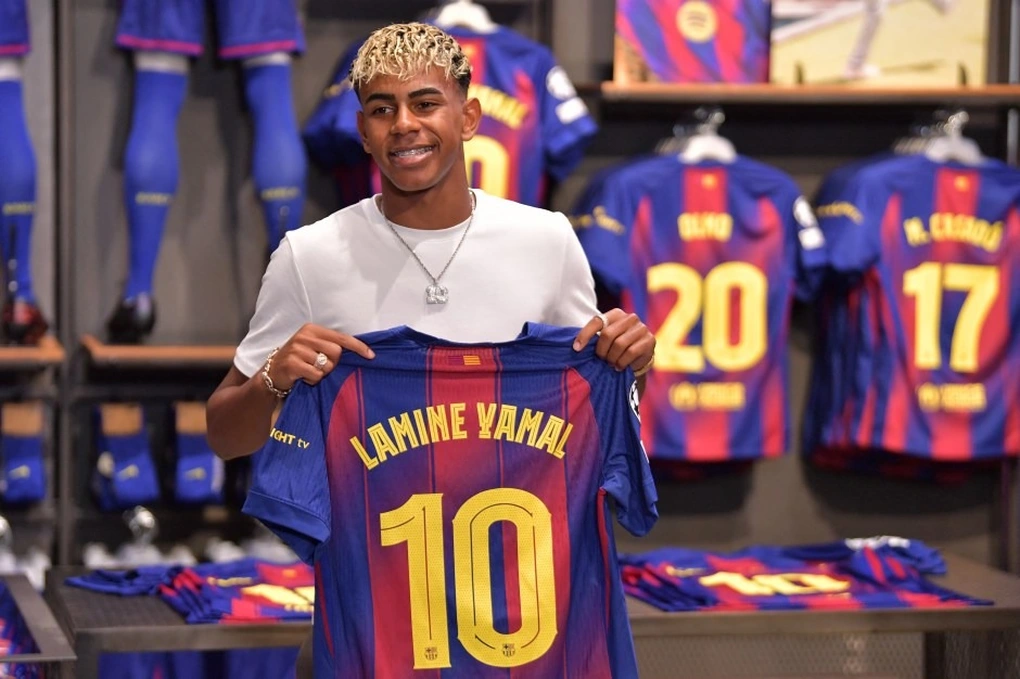 Lamine Yamal chính thức kế thừa áo số 10 huyền thoại tại Barcelona-ongkinh