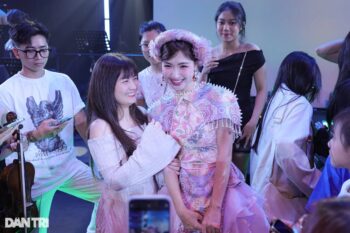 Hòa Minzy xuất hiện rạng rỡ tại "Rực rỡ ngày mới", thu hút đông đảo người hâm mộ