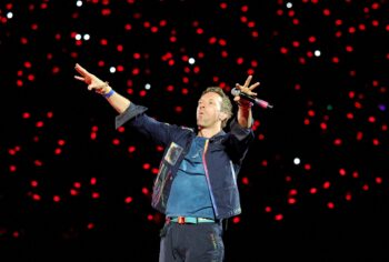 CEO nổi tiếng bị bắt gặp thân mật với cấp dưới khi đi xem Coldplay
