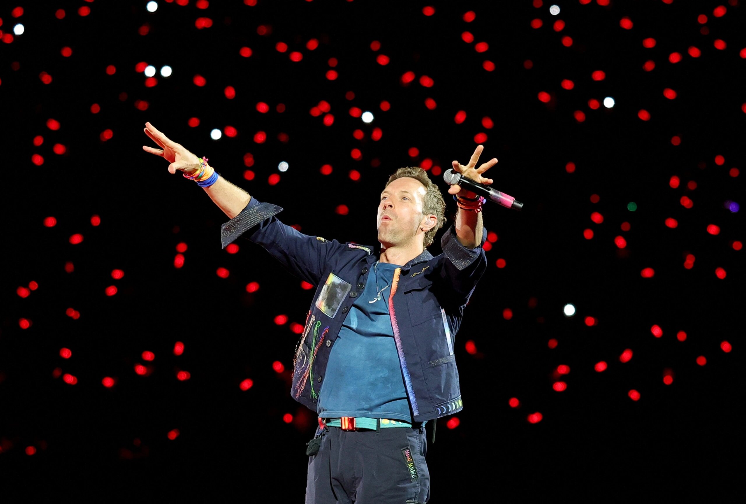 CEO nổi tiếng bị bắt gặp thân mật với cấp dưới khi đi xem Coldplay