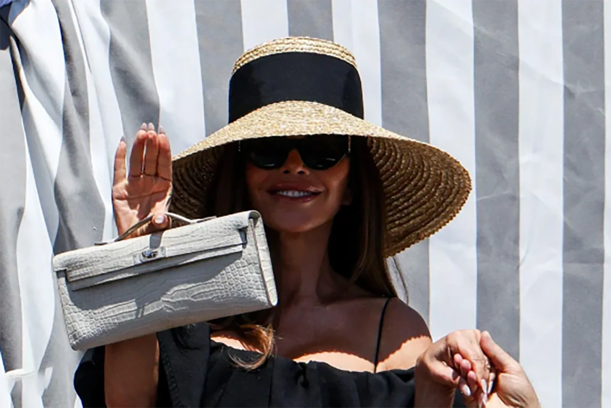 Vợ tỷ phú Jeff Bezos gây sốt với túi Hermès Kelly Midas mạ vàng - Ongkinh