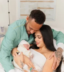 Neymar và bạn gái đón con gái đầu lòng-gamelade
