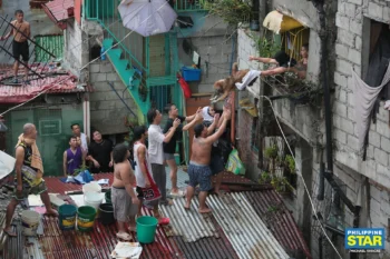Khoảnh khắc cứu chú chó trong biển lửa ở Philippines gây xúc động mạnh-ongkinh