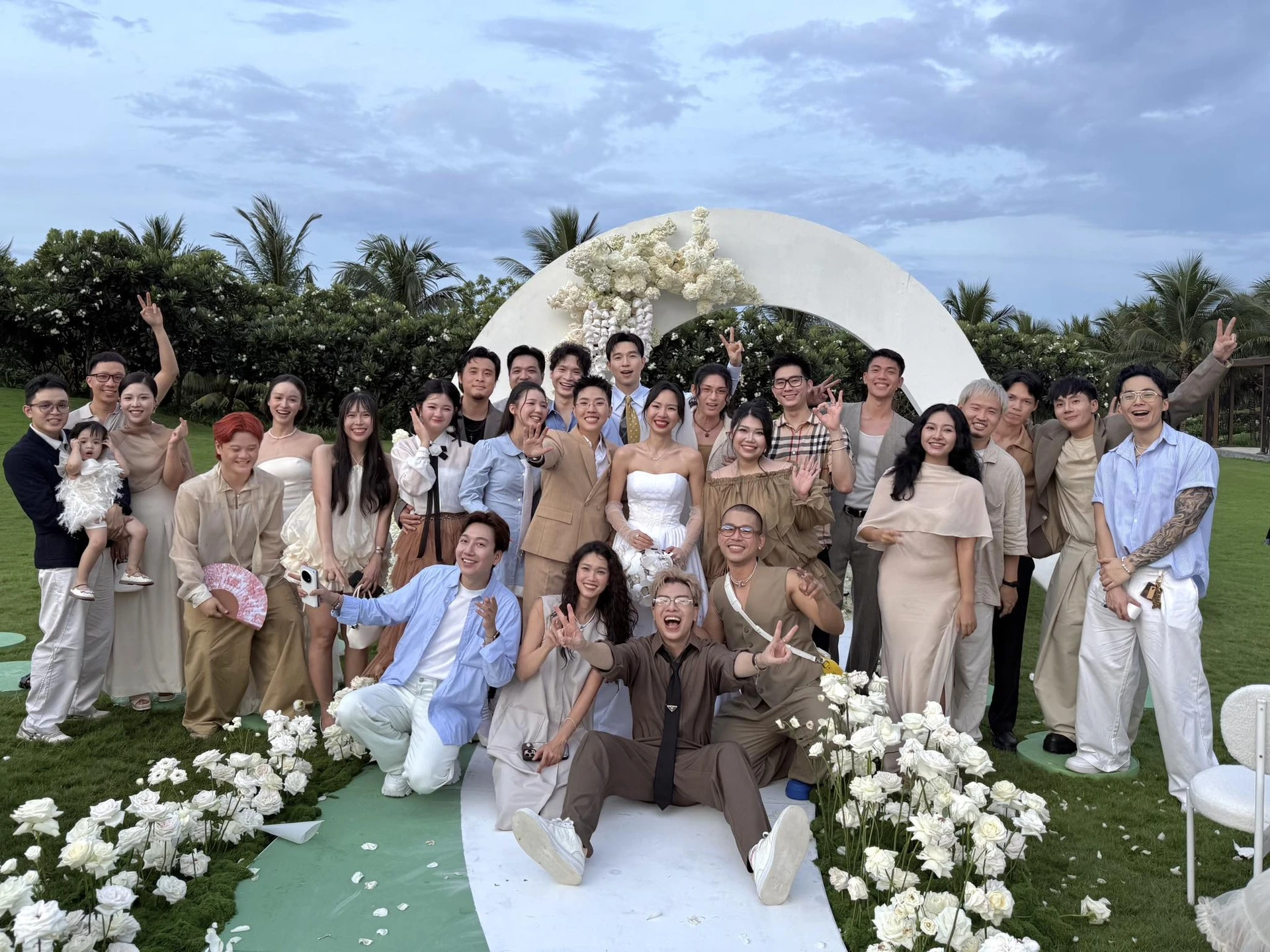Kai Đinh kết hôn: Chuyện tình ngọt ngào và MV "Từ 1 sẽ thành 2" gây sốt trước ngày cưới - Ongkinh