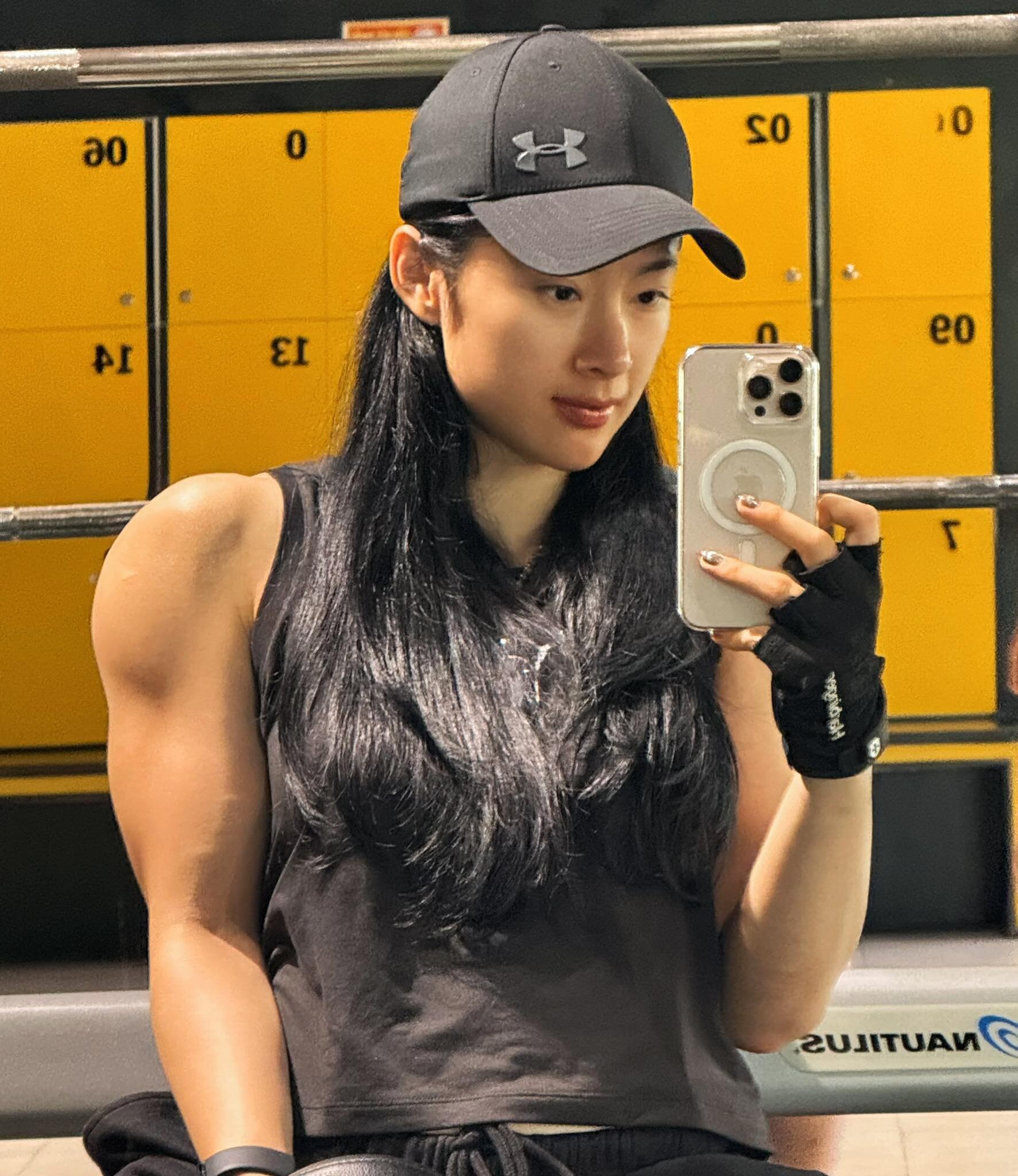 Angela Phương Trinh bất ngờ thân mật với một cô gái lạ, gây xôn xao cộng đồng mạng