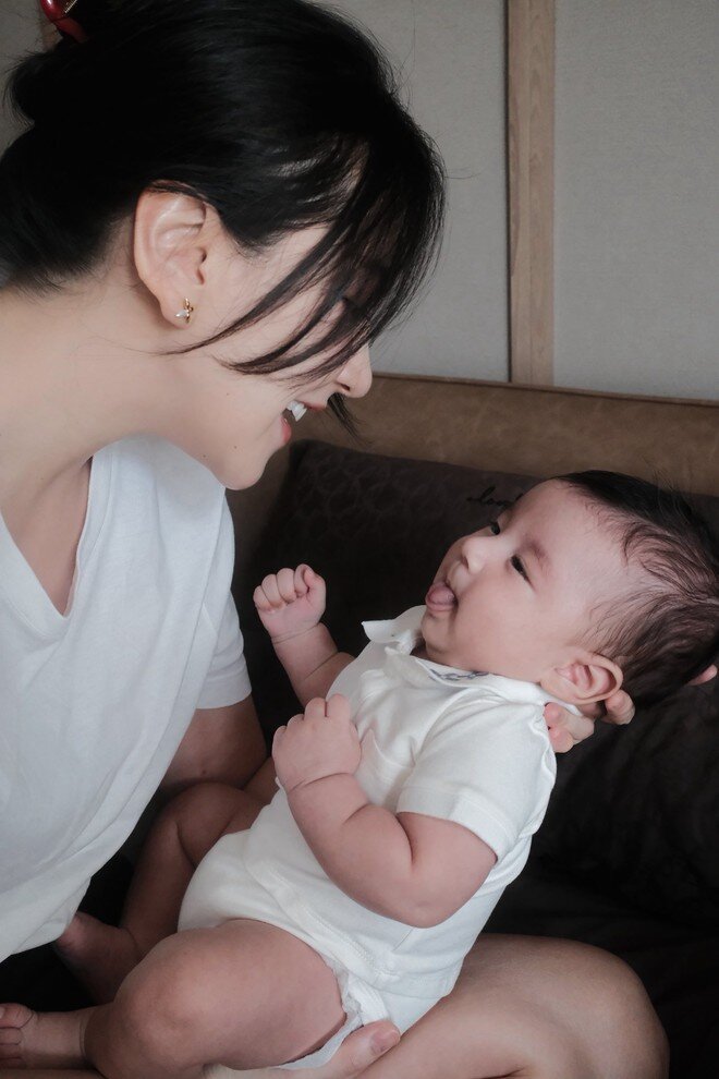 Mai Ngọc hé lộ khoảnh khắc rõ nét của con trai gần 3 tháng tuổi