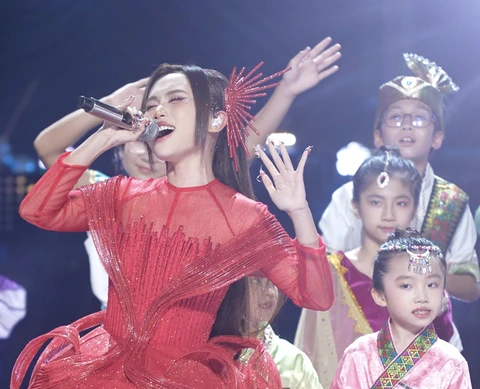Chung kết Sing! Asia: Phương Mỹ Chi hụt chiến thắng chỉ 0.8 điểm trước đại diện Trung Quốc