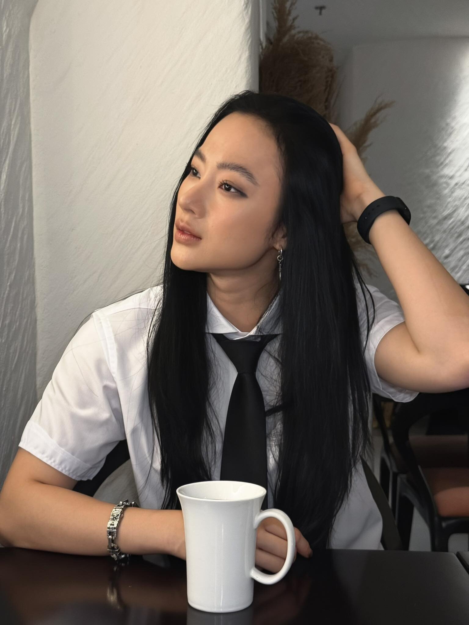 Angela Phương Trinh bất ngờ thân mật với một cô gái lạ, gây xôn xao cộng đồng mạng
