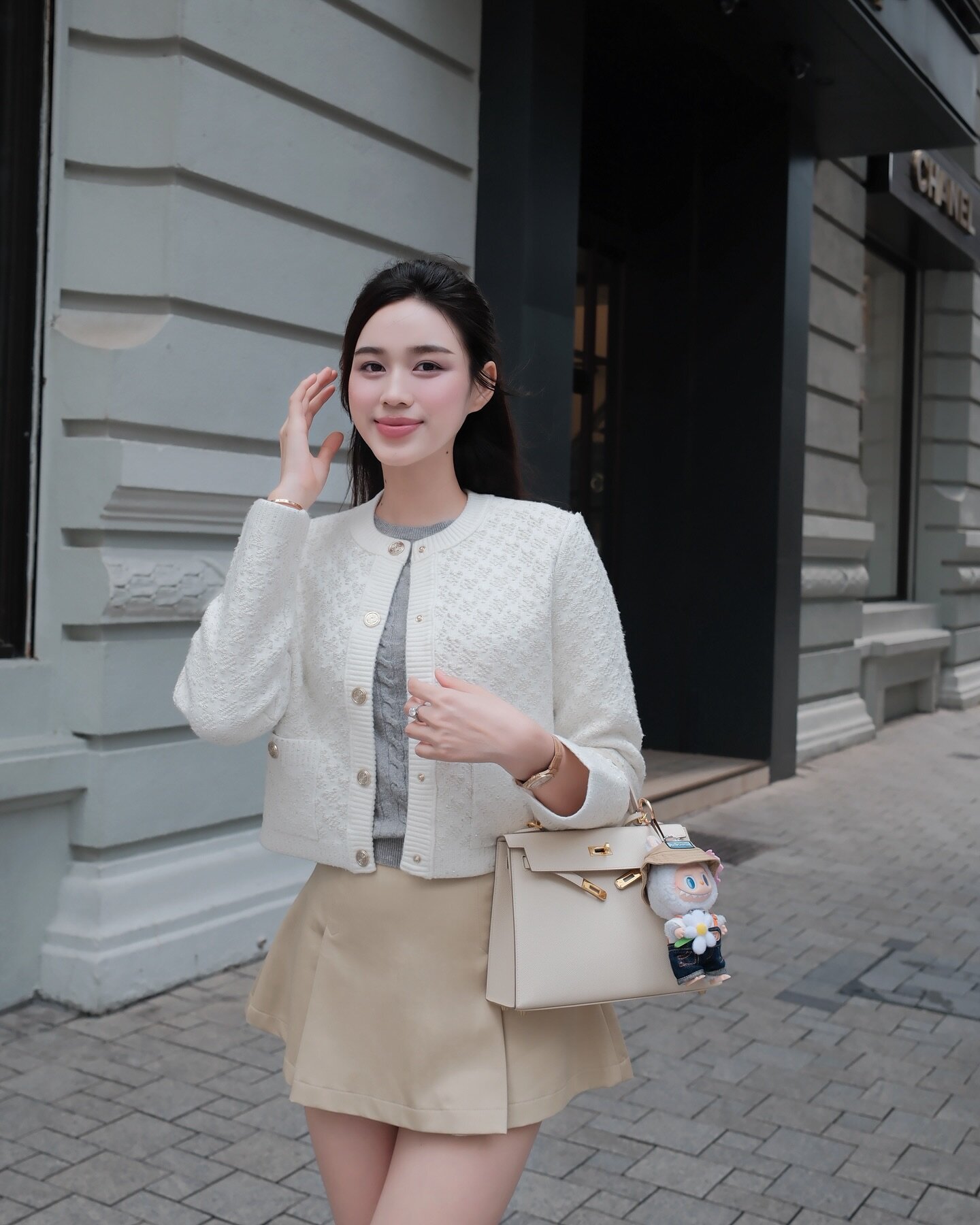--- ## Hoa Hậu Đỗ Thị Hà Nhận Lời Chúc Mừng Đặc Biệt Từ "Bà Trùm Hoa Hậu" Phạm Kim Dung Dù Đã Rời Sen Vàng **Vào tháng 2/2025, Hoa hậu Đỗ Thị Hà đã gây bất ngờ lớn khi công bố quyết định rời công ty Sen Vàng sau hơn 4 năm gắn bó.** Trong bài đăng chia sẻ về việc này, cô cũng không quên gửi lời tri ân sâu sắc đến bà Phạm Kim Dung, đạo diễn Hoàng Nhật Nam và toàn thể đội ngũ công ty Sen Vàng, thể hiện sự trân trọng đối với quãng thời gian đã qua. Mới đây, "Bà trùm Hoa hậu" Phạm Kim Dung lại tiếp tục khiến công chúng bất ngờ khi công khai thực hiện một hành động đặc biệt dành cho Hoa hậu sinh năm 2001. Trên trang Facebook cá nhân với hơn 600.000 người theo dõi, bà Phạm Kim Dung đã đăng tải lời chúc mừng sinh nhật ấm áp gửi đến Hoa hậu Đỗ Thị Hà. Trong lời chúc mừng, bà Phạm Kim Dung viết: "Em luôn mang đến cảm giác nhẹ nhàng nhưng đầy sức mạnh, một nét rất riêng mà không phải ai cũng có. Chị trân trọng điều đó và luôn tin vào hành trình phía trước của em. Chúc em một năm thật nhiều sức khỏe, an yên và đủ đầy từ tâm hồn đến mọi ước mơ em đang ấp ủ. Chị Dung sẽ luôn dõi theo và chúc mừng cho những thành công của em." Dưới phần bình luận, Hoa hậu gen Z cũng nhanh chóng gửi lời cảm ơn chân thành đến "Bà trùm Hoa hậu", thể hiện mối quan hệ tốt đẹp vẫn được duy trì. --- ### Mối Quan Hệ Đặc Biệt Dù Đã "Dứt Áo Ra Đi" Hành động của "Bà trùm Hoa hậu" Phạm Kim Dung thu hút sự chú ý đặc biệt của công chúng bởi lẽ trong thời gian gần đây, không ít nàng hậu đã thông báo rời khỏi công ty Sen Vàng như Hoa hậu Mai Phương, Á hậu Đào Hiền, Á hậu Nguyễn Lê Ngọc Thảo. Tuy nhiên, **Đỗ Thị Hà là trường hợp hiếm hoi vẫn được công ty cũ nhắc tên, thậm chí vẫn xuất hiện trong các sự kiện của nhà Sen Vàng.** Điều này cho thấy, dù đã tách ra hoạt động độc lập, người đẹp xứ Thanh và phía công ty cũ vẫn duy trì một mối quan hệ tốt đẹp và trân trọng lẫn nhau. Sen Vàng được biết đến là một trong những công ty hàng đầu Việt Nam chuyên tổ chức các cuộc thi hoa hậu uy tín và cử người đẹp Việt tham dự nhiều đấu trường nhan sắc quốc tế danh giá như Miss World, Miss International, Miss Intercontinental, Miss Grand International... Bên cạnh đó, đây cũng là công ty quản lý nhiều tên tuổi hoa hậu nổi tiếng như Lương Thùy Linh, Tiểu Vy, v.v. --- ### Nhan Sắc Nổi Bật Và Tin Đồn Hẹn Hò Thiếu Gia Vượt qua 34 thí sinh tài năng khác, Đỗ Thị Hà đã xuất sắc giành ngôi vị Hoa hậu Việt Nam năm 2020 khi chỉ mới 19 tuổi. Sau 5 năm đăng quang, chân dài gốc Thanh Hóa vẫn là một cái tên nhận được nhiều sự quan tâm mỗi khi xuất hiện. Thời gian gần đây, người đẹp sinh năm 2001 liên tục bị công chúng "soi" ra nhiều bằng chứng cho thấy cô đang hẹn hò với thiếu gia của một tập đoàn xây dựng tiếng tăm. Bạn trai tin đồn của Hoa hậu Đỗ Hà sinh năm 1994, hơn cô 7 tuổi. Anh là con trai của một doanh nhân có tiếng tại Quảng Bình. Gia đình anh điều hành một tập đoàn lớn hoạt động đa lĩnh vực, từ hạ tầng giao thông đến bất động sản và nông nghiệp, củng cố thêm mức độ chú ý của công chúng dành cho chuyện tình cảm của hoa hậu. Bạn nghĩ sao về cách ứng xử văn minh giữa Hoa hậu Đỗ Thị Hà và công ty quản lý cũ Sen Vàng?