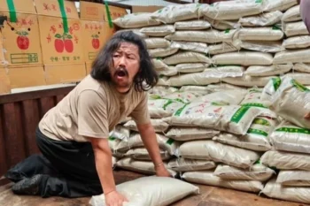 Hu Lei: Người đàn ông bại liệt quyên góp hàng tấn nhu yếu phẩm cứu trợ lũ lụt - Ongkinh