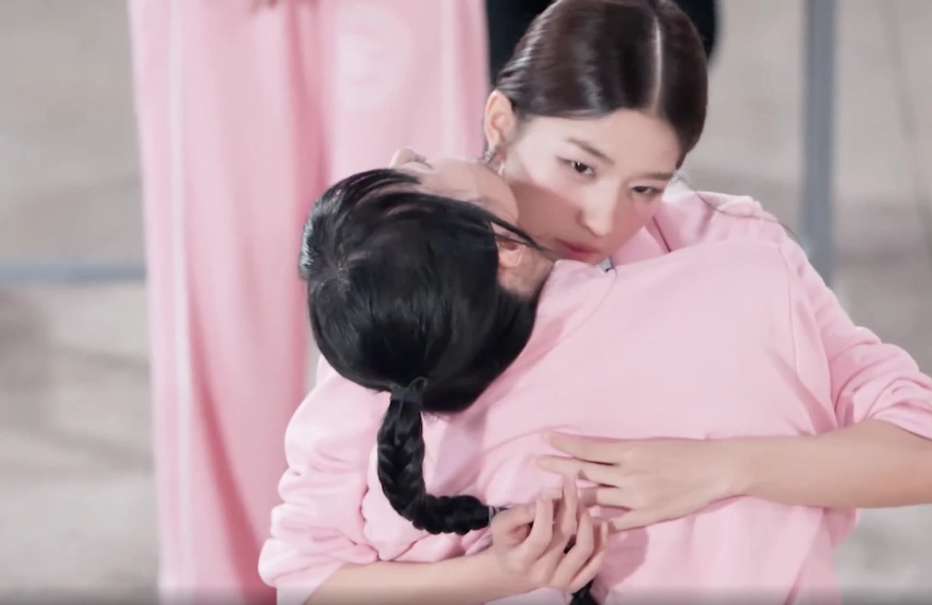"Em xinh say hi" gây tranh cãi: Trò chơi vận chuyển táo bằng cổ bị chỉ trích "nhạy cảm" - Ongkinh
