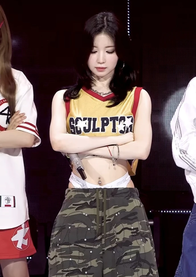 Phong cách thời trang "lộ nội y" gây tranh cãi tại Kpop - Ongkinh