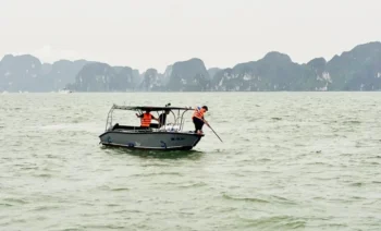 Vịnh Hạ Long: Thi thể cháu bé được tìm thấy sau vụ lật tàu, còn 3 người mất tích - Ongkinh