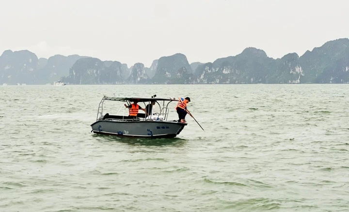 Vịnh Hạ Long: Thi thể cháu bé được tìm thấy sau vụ lật tàu, còn 3 người mất tích - Ongkinh