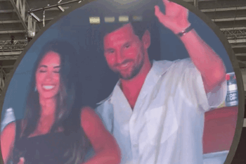Sau bê bối ngoại tình, "kiss cam" của Coldplay lại gây bão với vợ chồng Messi-ongkinh