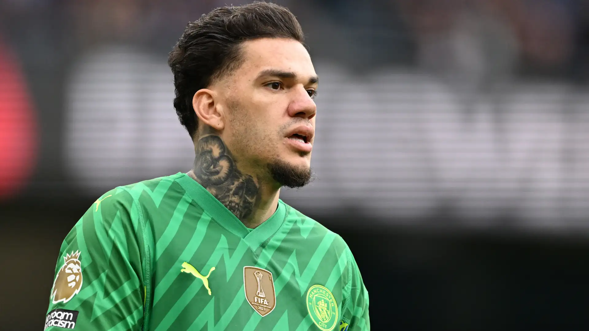 Thủ thành Ederson đang phải đối mặt với làn sóng chỉ trích dữ dội từ người hâm mộ Manchester City sau màn trình diễn đáng thất vọng trong trận thua 3-4 trước Al Hilal tại vòng 1/8 FIFA Club World Cup 2025™ diễn ra sáng 1/7.

Trong suốt 120 phút thi đấu căng thẳng, Ederson đã phải vào lưới nhặt bóng đến 4 lần và chỉ có vỏn vẹn 2 pha cứu thua. Màn trình diễn này hoàn toàn trái ngược với đồng nghiệp Yassine Bounou của Al Hilal, người đã có tới 10 pha cứu thua xuất thần, góp phần lớn vào chiến thắng lịch sử của đội bóng Saudi Arabia.

Bão chỉ trích trên mạng xã hội
Ngay sau trận đấu, tên của Ederson đã tràn ngập các trang mạng xã hội, đặc biệt là nền tảng X (trước đây là Twitter), với hàng loạt bình luận thể hiện sự không hài lòng của các cổ động viên Man City.

Một người hâm mộ thẳng thắn viết: "Do Ederson quá tệ hay cầu thủ Al Hilal sút quá tốt? Tôi nghĩ là vế đầu tiên". Một tài khoản khác gay gắt hơn: "Ederson cho thấy vì sao Man City muốn thay anh ở mùa hè này". Thậm chí, nhiều CĐV còn kêu gọi ban lãnh đạo Man City hành động quyết liệt: "Tôi cần Diogo Costa. Man City sẽ khó vô địch nếu còn để Ederson bắt chính. Hãy bán anh ấy ngay đi".

Chuỗi sai lầm đáng lo ngại
Đây không phải lần đầu tiên Ederson mắc lỗi trong thời gian gần đây. Hôm 27/6, anh cũng là nguyên nhân dẫn đến bàn thua của Man City trước Juventus ở vòng bảng FIFA Club World Cup 2025™. Thủ thành người Brazil đã chuyền bóng thẳng vào chân Teun Koopmeiners của Juventus ngay rìa vùng cấm, tạo cơ hội cho cầu thủ người Hà Lan dứt điểm mạnh mẽ, đánh bại chính anh.

Tuần trước, Ederson từng bày tỏ mong muốn gắn bó lâu dài với Man City và khẳng định mình vẫn hạnh phúc tại câu lạc bộ. Tuy nhiên, những sai lầm liên tiếp đã khiến các cổ động viên lo lắng về phong độ và sự ổn định của thủ thành này.

Chính vì những lý do trên, Man City được cho là đang nghiêm túc xem xét việc chiêu mộ thủ môn Diogo Costa từ Porto để thay thế Ederson trong kỳ chuyển nhượng mùa hè này, nhằm đảm bảo sự ổn định cho khung thành của mình.-ongkinh