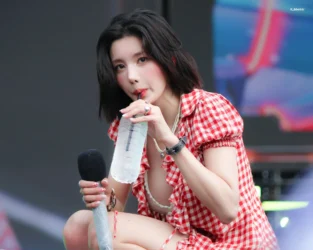 "Nữ thần Waterbomb" Kwon Eun Bi khuấy động lễ hội âm nhạc Seoul - Ongkinh
