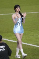 Trang phục biểu diễn của Jang Won Young tại sự kiện bóng đá gây tranh cãi-ongkinh
