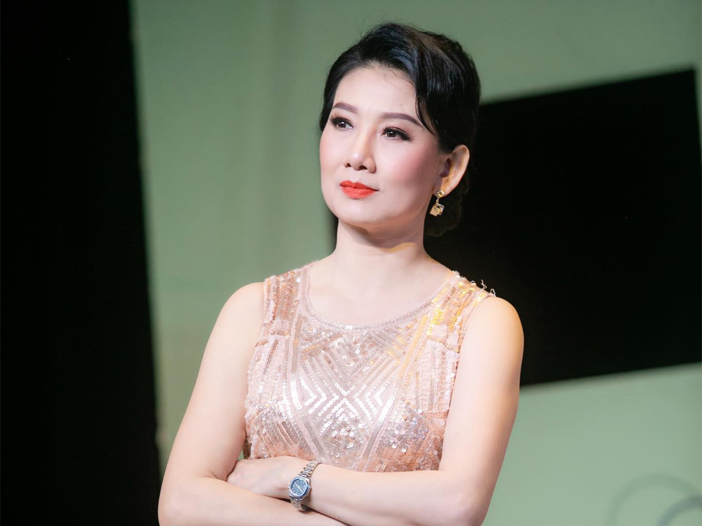 NSND Mỹ Uyên gây chú ý với nhan sắc ở tuổi 50